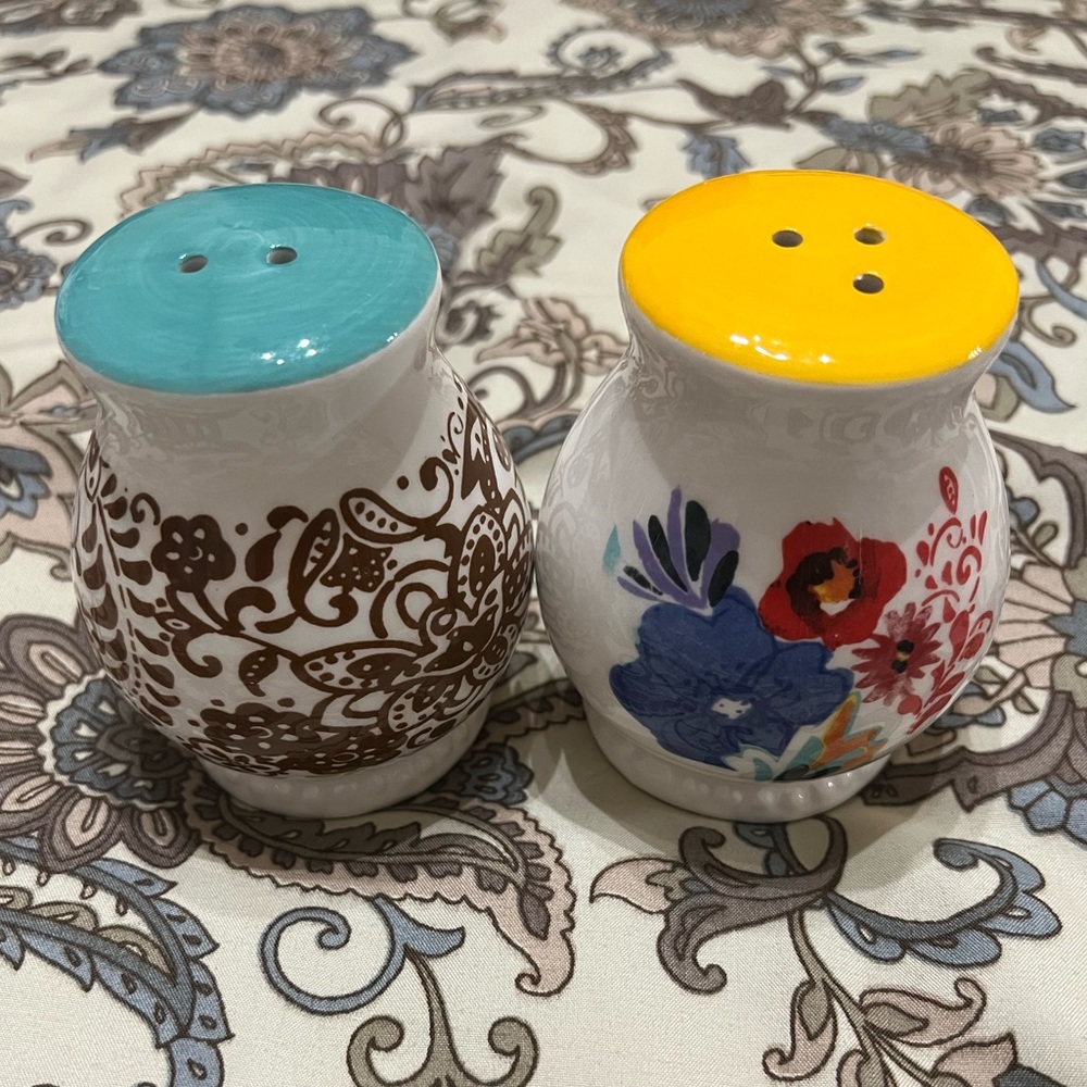 Pioneer Woman salt pepper